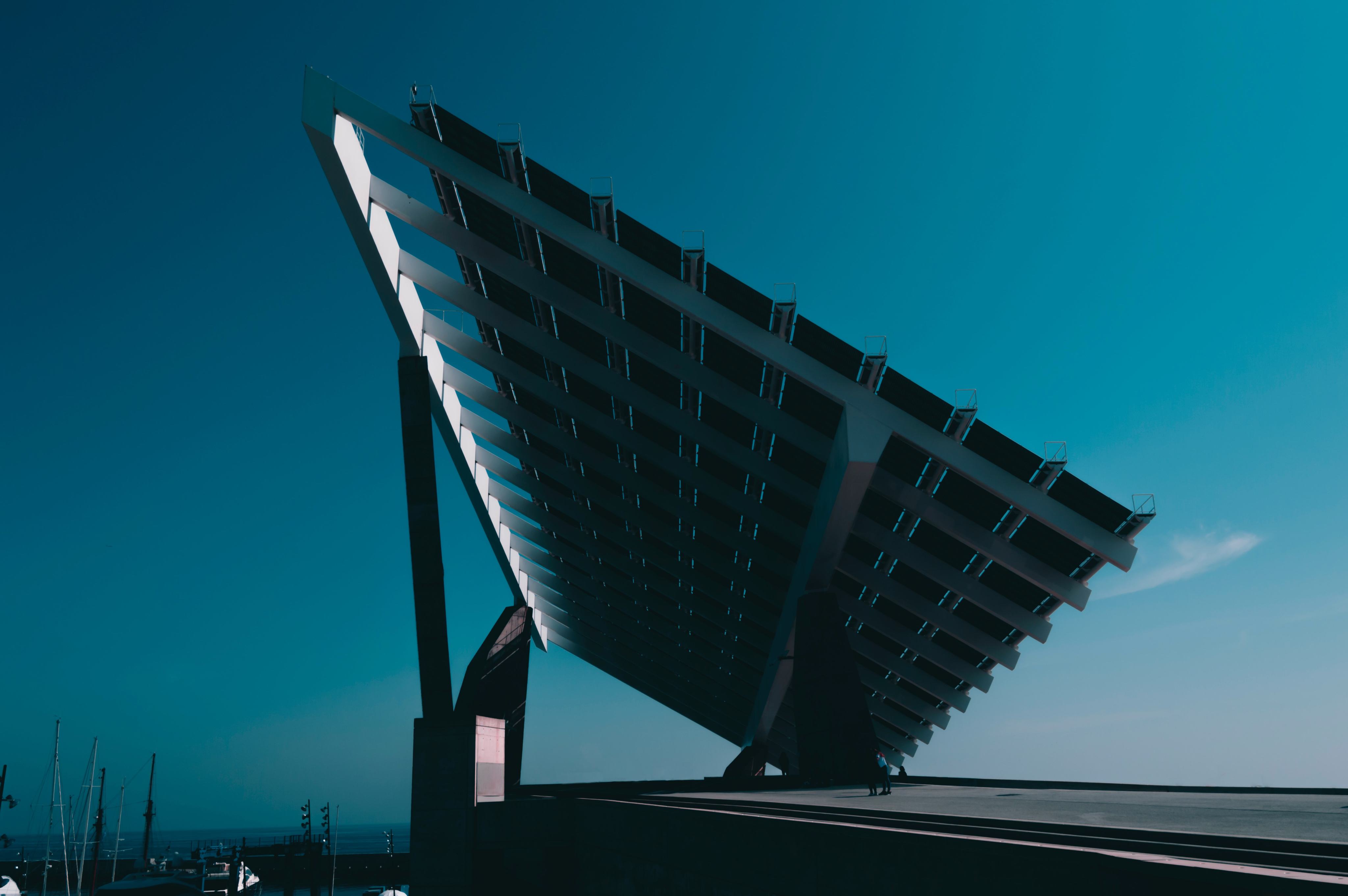 Solarmodule vor blauem Himmel